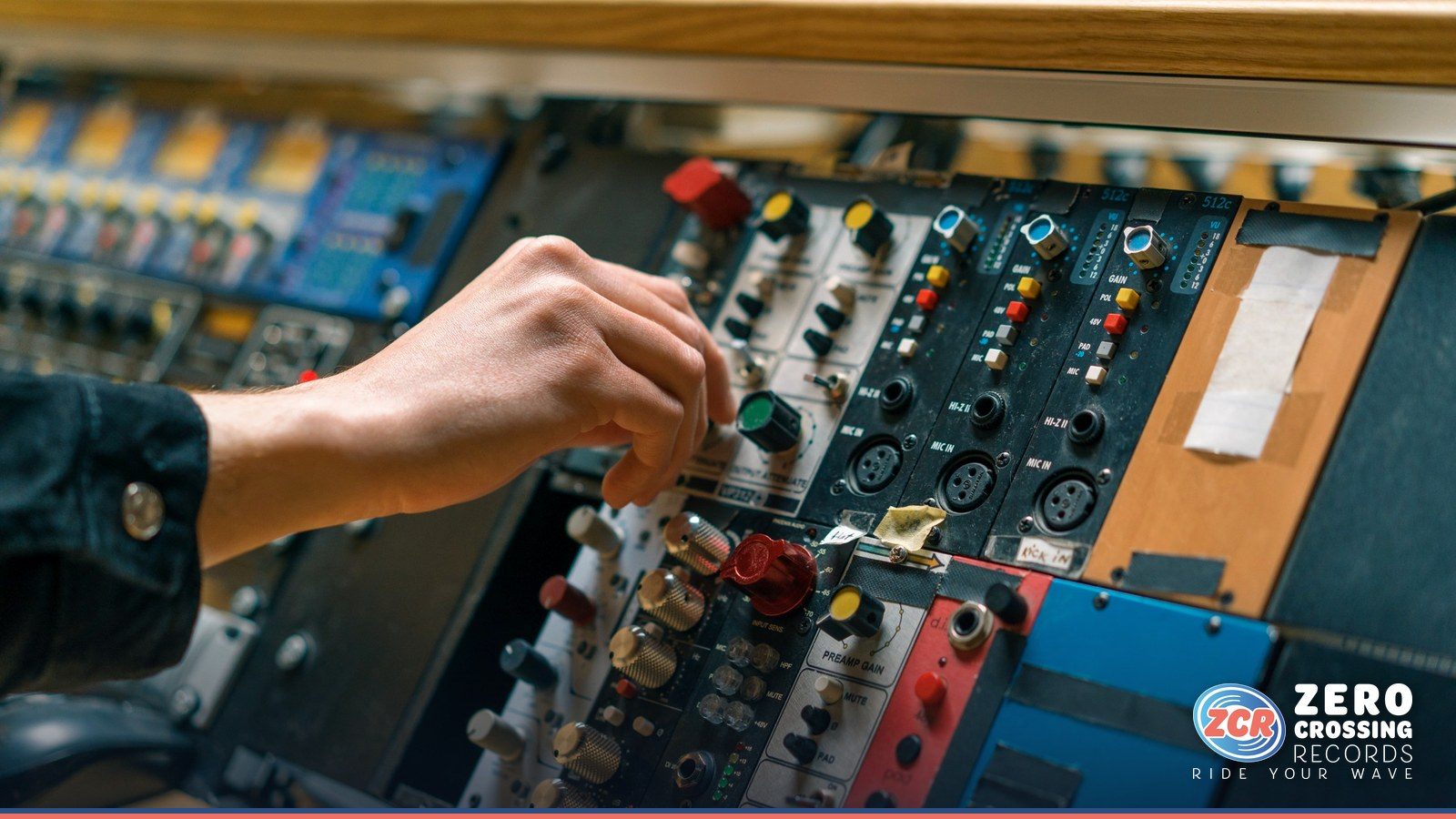 tecnico del suono alle prese con un mastering analogico