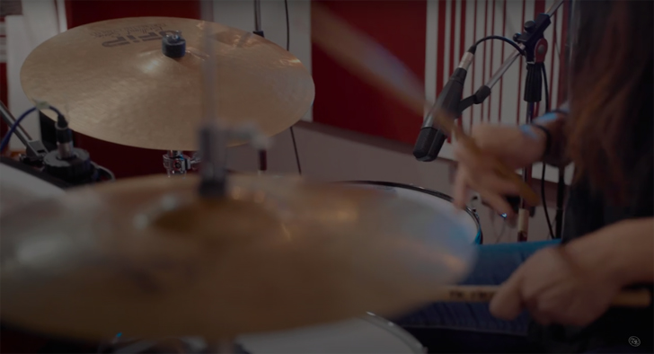 Batterista durante una sessione in studio
